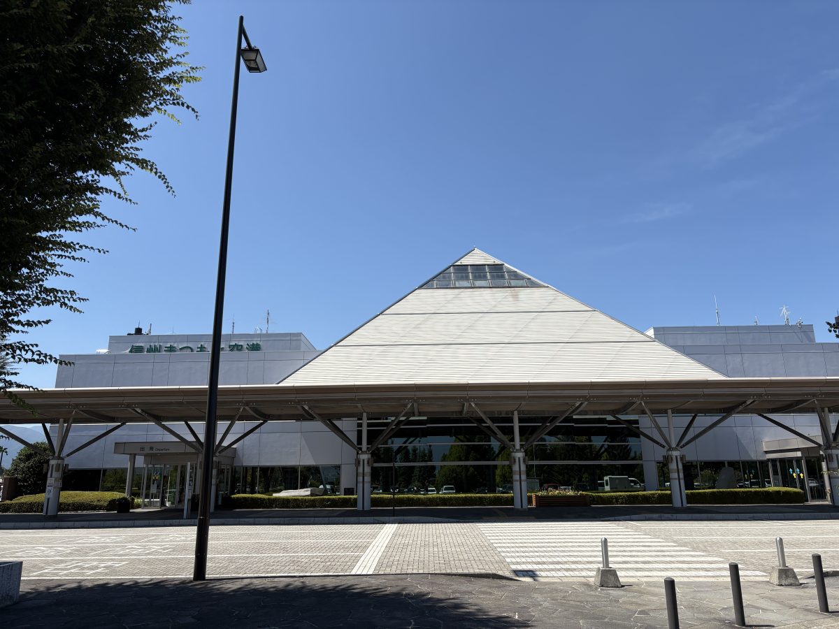 信州旅行の玄関口となった松本空港の外観
