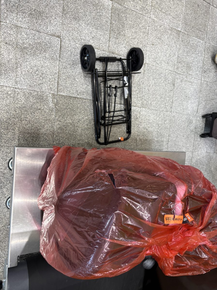 空港カウンターで手荷物として預けるチャイルドシートとカート