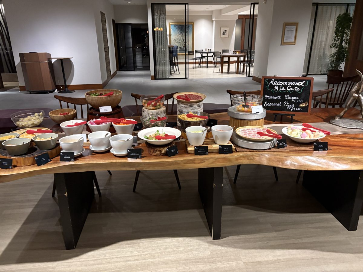 ラウンジのカクテルタイムに並ぶ色とりどりの料理