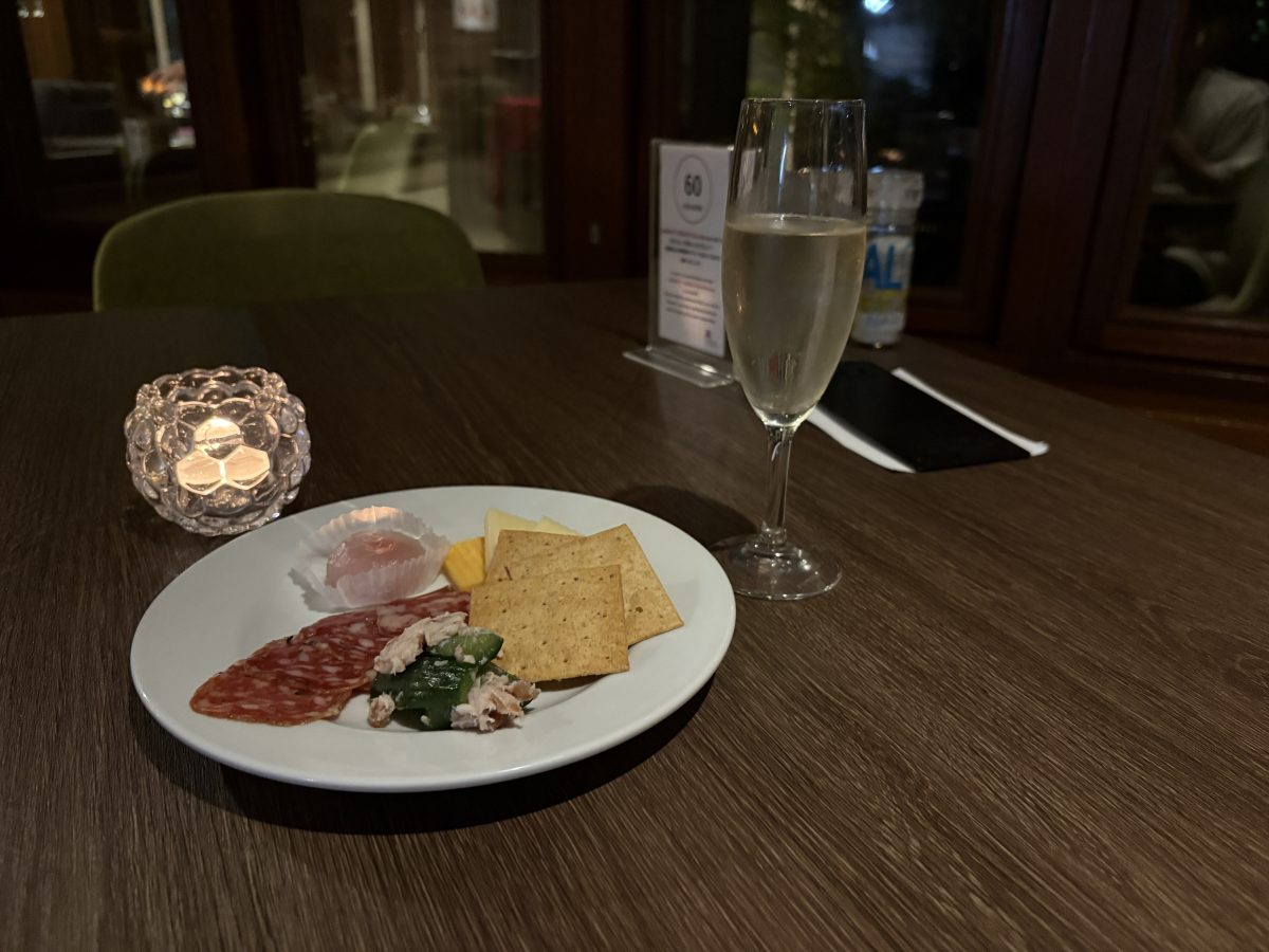 ラウンジの料理と飲み物を楽しむ座席