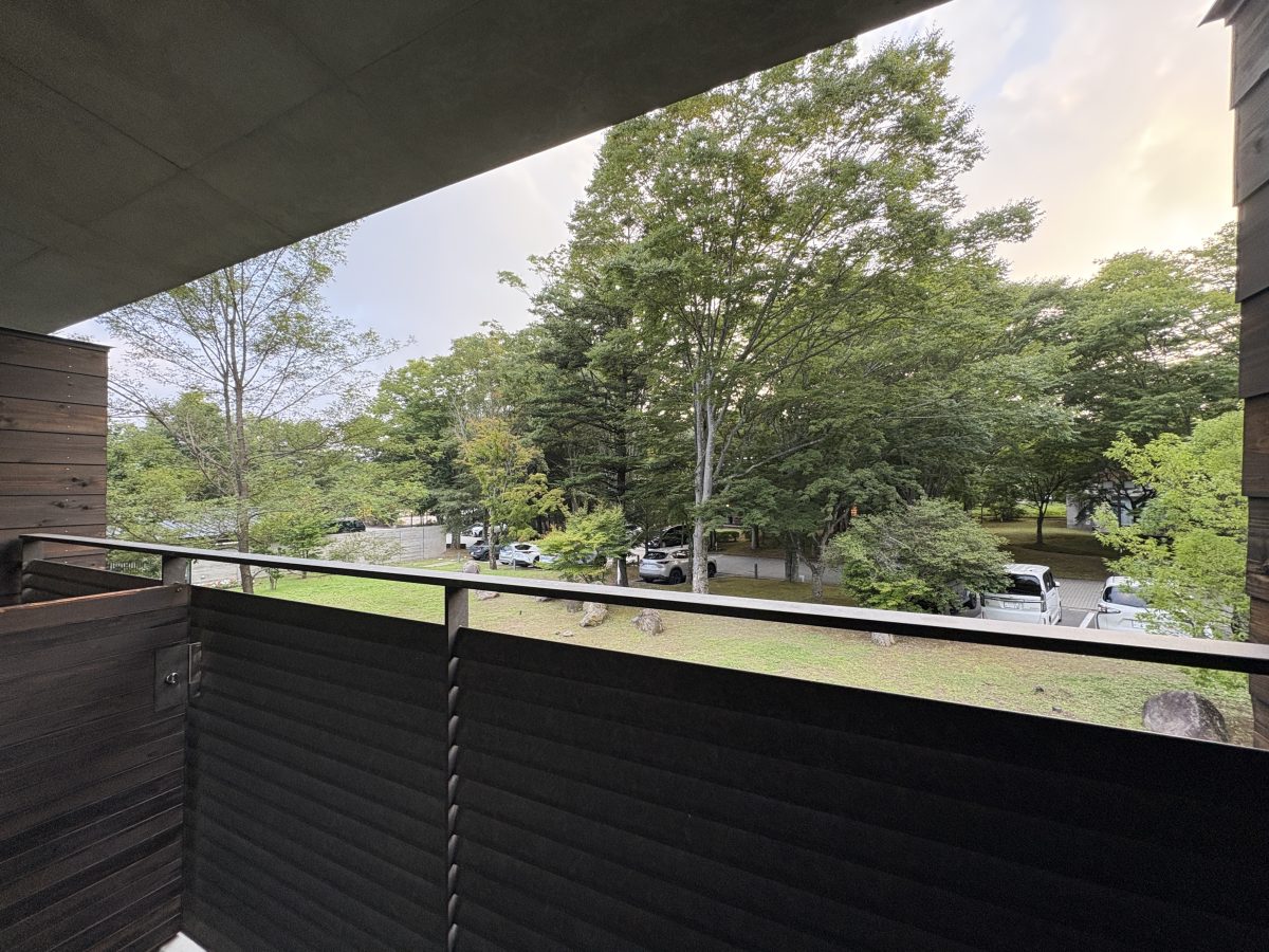 マリオット軽井沢の客室から見える木立の景色