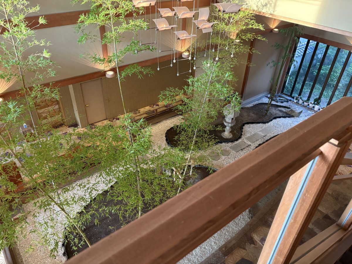 昭和時代の豪華さを感じるホテル内の吹き抜け