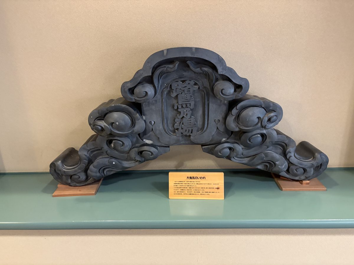 琴などが置かれた、どこか懐かしいホテル内の展示スペース