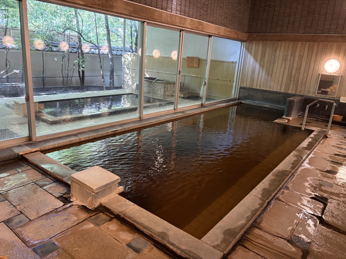 ホテル鷺乃湯の広々とした大浴場の湯船