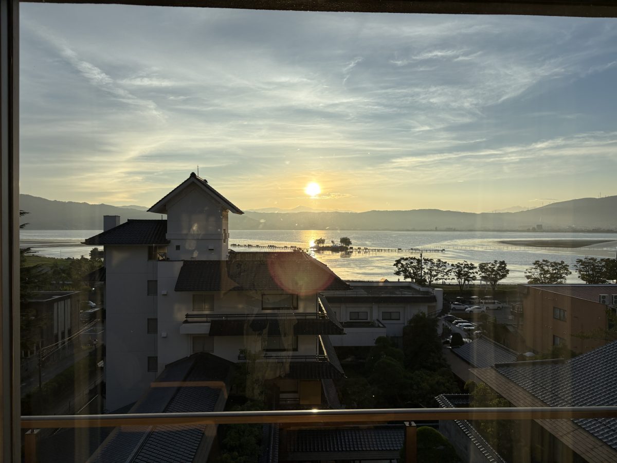 部屋から見た諏訪湖の美しい夕日
