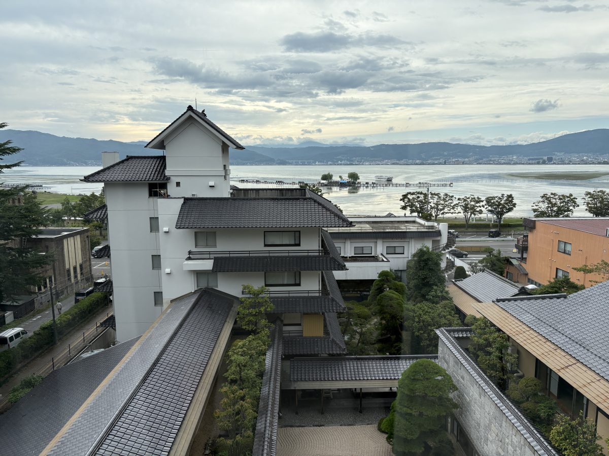 客室の窓から見える、息をのむほど美しい諏訪湖の景色