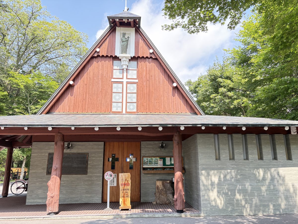 旧軽井沢に佇む軽井沢聖パウロカトリック教会