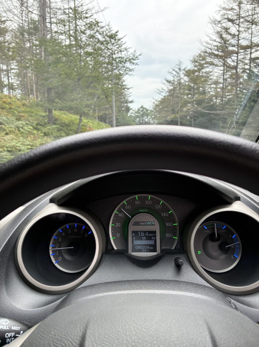 8月の霧ヶ峰を走る車の温度表示。22度という快適な気温。